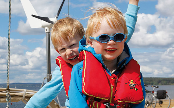 The best PFDs for children - test and comparison of children's life jackets